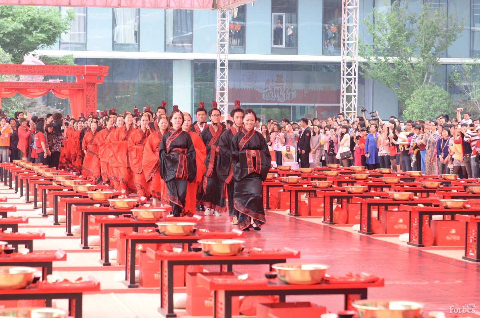 5月9日，阿里巴巴在杭州為102對(duì)新人舉行了集體婚禮，其中大部分為該公司員工。