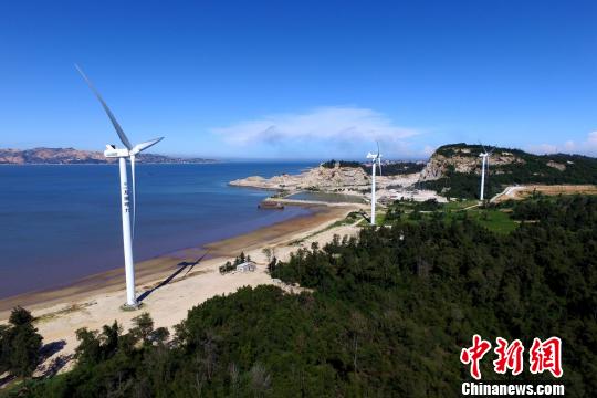 沿海灘而建的風力發(fā)電機?！⊥鯑|明 攝