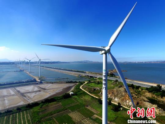 正在運行中的風力發(fā)電機?！⊥鯑|明 攝