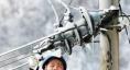 《情暖大山》四川達(dá)州供電公司員工在大山深處除冰保電。（何健 攝）