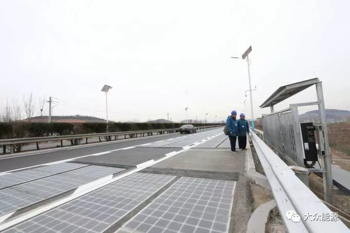 漲知識(shí)！高速公路上汽車怎么邊跑邊？