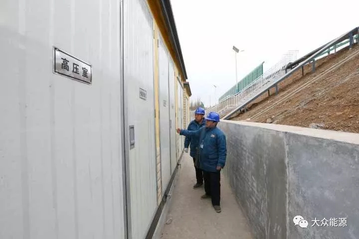 漲知識(shí)！高速公路上汽車怎么邊跑邊？