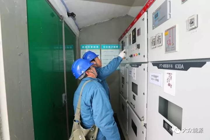 漲知識(shí)！高速公路上汽車怎么邊跑邊？