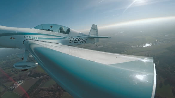 Extra 330LE電動(dòng)飛機(jī)采用西門(mén)子電機(jī)，創(chuàng)造了全新世界紀(jì)錄