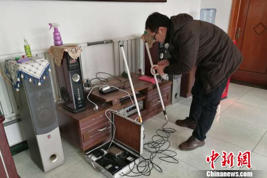 國家電網(wǎng)技術(shù)人員在在河北省淶水縣南郭下村的分布式光伏扶貧電站研發(fā)5G技術(shù)傳輸?！≮w明 攝