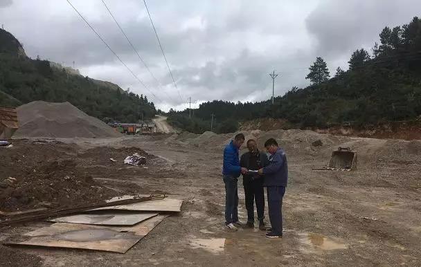 聽(tīng)說(shuō)最近輸電線路和鐵塔“火”啦！