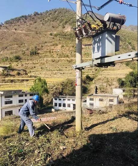 聽(tīng)說(shuō)最近輸電線路和鐵塔“火”啦！