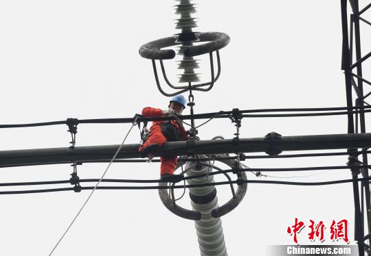 圖為電力工人在70多米高空作業(yè)，為特高壓復(fù)奉線重慶段進行八年來首次大修?！≈芤?攝