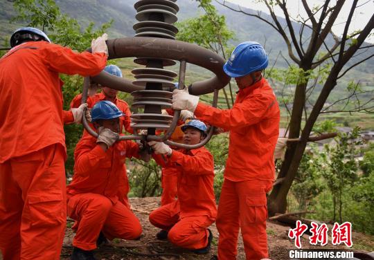 圖為電力工人首次在特高壓復(fù)奉線重慶段開展整串絕緣子串更換工作?！≈芤?攝