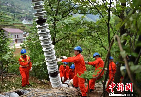 圖為電力工人首次在特高壓復(fù)奉線重慶段開展整串絕緣子串更換工作?！≈芤?攝