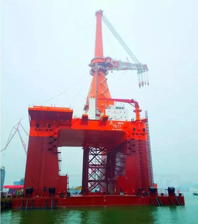 可抗16級(jí)臺(tái)風(fēng)、服務(wù)10MW海上風(fēng)機(jī)！全球首制深潛坐底多功能風(fēng)電工程船交付