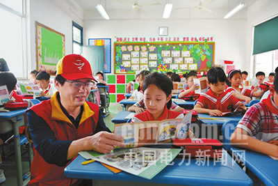近日，浙江富陽(yáng)供電公司紅船共產(chǎn)黨員服務(wù)隊(duì)走進(jìn)校園，隊(duì)員們用自制的用電教具，簡(jiǎn)單易懂地向孩子們介紹電力常識(shí)和安全用電方法，增強(qiáng)孩子們的自我保護(hù)意識(shí)。