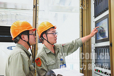 近日，國(guó)電哈密煤電開發(fā)有限公司在2號(hào)機(jī)組檢修期間，開展了“C修微課堂”崗位練兵活動(dòng)，助力青工成長(zhǎng)成才，掀起了“學(xué)技術(shù)、提素質(zhì)”的熱潮。圖為該公司電氣二次班勵(lì)磁專工在講解勵(lì)磁小電流試驗(yàn)原理。