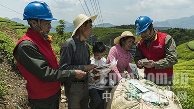 近日，湖北鶴峰供電公司走馬供電所員工開展安全用電知識宣傳活動，將安全用電知識送到木耳山茶葉采摘現(xiàn)場。