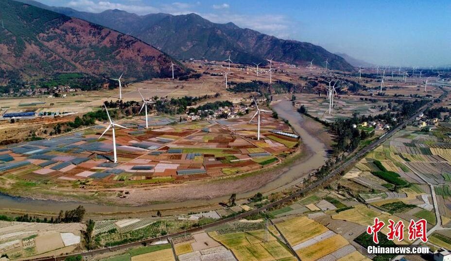 4月8日，四川德昌縣安寧河峽谷200余座風電，與成昆鐵路、京昆高速公路、田園和大山相融，成為一道靚麗的風景。