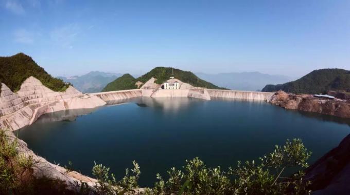 浙江仙居抽水蓄能電站（建成）  仙居抽水蓄能電站位于浙江仙居縣，極大節(jié)省了系統(tǒng)電源建設投資，據(jù)2015年水平系統(tǒng)運行模擬計算，電站使系統(tǒng)火電綜合調(diào)峰幅度降低2.44%，節(jié)約系統(tǒng)標準煤耗15.48萬噸。