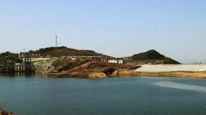 湖北白蓮河抽水蓄能電站（建成）  湖北白蓮河抽水蓄能電站位于黃岡市羅田縣，它擔負著調(diào)峰、填谷、調(diào)頻、調(diào)相和事故備用等任務，對湖北乃至華中電網(wǎng)安全、經(jīng)濟、穩(wěn)定有巨大作用。