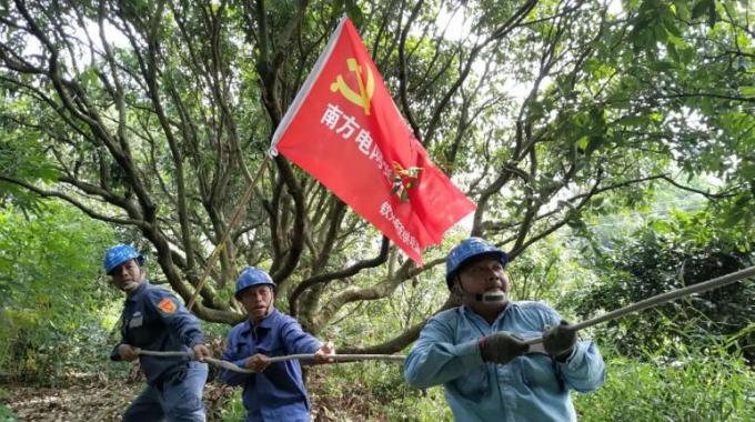     9月17日，該局組織搶修人員544人次、車輛154臺(tái)次，成立了9支黨員突擊隊(duì)、8支青年突擊隊(duì)投入到搶修復(fù)電戰(zhàn)役中。