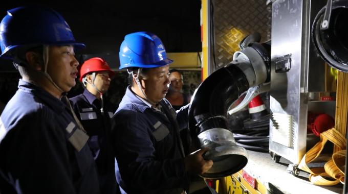 電力應(yīng)急排澇車兼具發(fā)電和排澇的功能，不需依賴外接電源，在應(yīng)急搶修過程中使用十分方便。只要將一端的水管插入積水，另一端接入河道，啟動電機(jī)便可迅速排水。這臺大功率排澇車的特點(diǎn)是吸力大、吸程高，最大吸水深度可達(dá)20左右，每分鐘的抽水量大1000升，若水深在10米以內(nèi)，每分鐘的吸水量可到1800升至2000升。