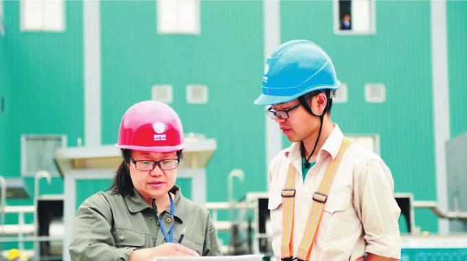  　　堅守者：陳文強  　　堅守崗位：直流檢修員  　　堅守年限：5年  　　國慶假期將近，浙江電力檢修公司的陳文強站在±800千伏紹興換流站換流變廣場。這里正在進行2018年年度檢修。