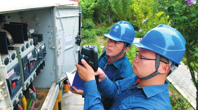  　　堅守者：王海林、張鑫  　　堅守崗位：營業(yè)配電員  　　堅守年限：7年  　　國慶來臨，山東淄博供電公司石橋供電所的王海林和張鑫像往常一樣，整理巡線用的裝備，戴好安全帽、掛上望遠鏡，一天的設(shè)備巡視工作就這樣開始了。