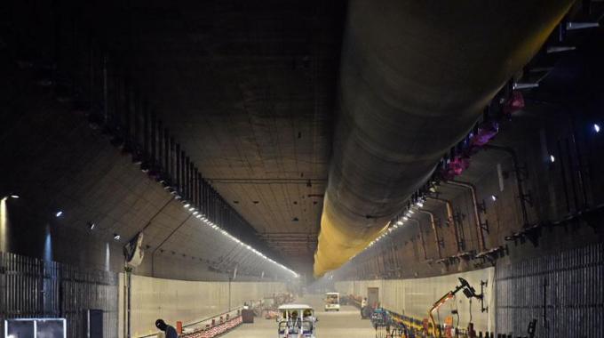  廣東電網(wǎng)公司承擔(dān)著對人工島及港珠澳大橋本體工程的供電任務(wù)，同時為粵港澳三地的綜合運輸體系和高速路網(wǎng)提供電力保證。早在港珠澳大橋于2009年12月15日正式動工以來，廣東電網(wǎng)公司珠海供電局便成立了港珠澳大橋供電專項服務(wù)小組，9年間一直跟隨建設(shè)進度及時滿足各項用電需求。